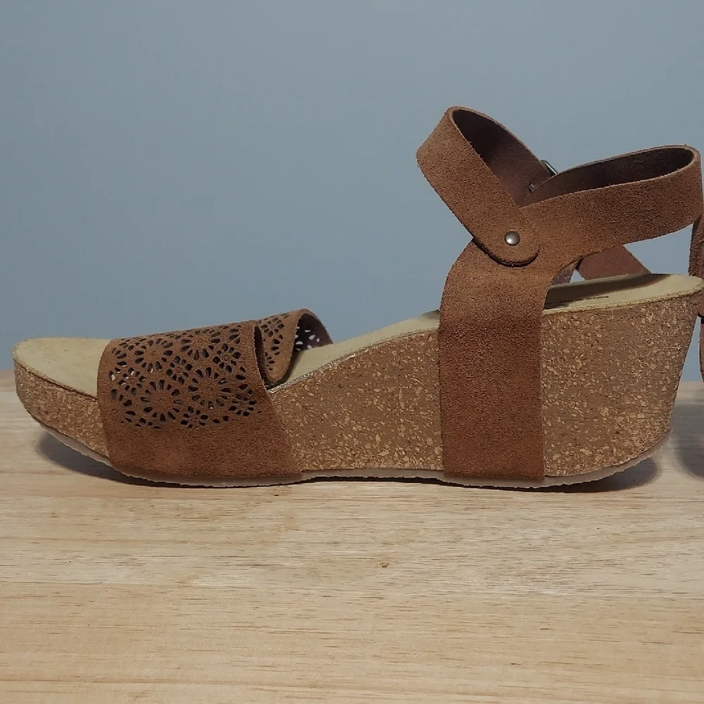 NWOT Bos. & Co. Italian Brown Suede Laser-Cut Floral Wedge Sandals Size 39 / 9